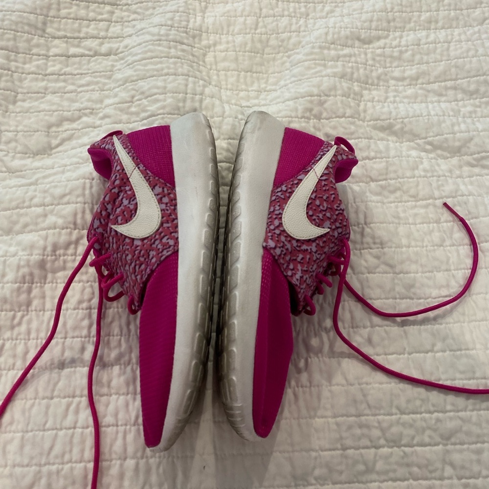 Nike running sneakers. Pink. Gently worn. Size 7Y (EUR 40)